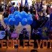 Manifestantes contra el Brexit  junto a un cartel iluminado en el entorno del Parlamento en Londres, Reino Unido, 10 de diciembre de 2018. REUTERS / Henry Nicholls