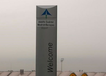 El logo de Aena en el aeropuerto de Barajas en Madrid el 9 de marzo de 2016. REUTERS/Sergio Perez/