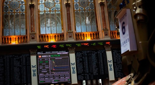 En la imagen de archivo, el interior de la Bolsa de Madrid, 6 de agosto de 2012. REUTERS/Susana Vera