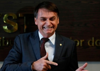 Imagen de archivo del presidente electo de Brasil, Jair Bolsonaro, haciendo un gesto durante una reunión en el Tribunal Superior del Trabajo en Brasilia, Brasil. 13 de noviembre, 2018. REUTERS/Adriano Machado