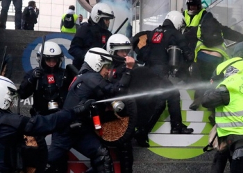 En la imagen, manifestantes y policía durante la protesta de "chalecos amarillos" en Bruselas, Bélgica, el 8 de diciembre de 2018. REUTERS/Yves Herman