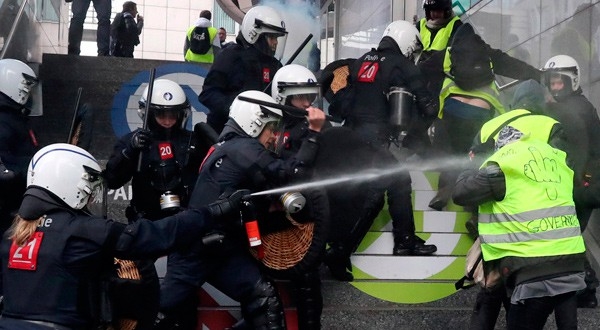 En la imagen, manifestantes y policía durante la protesta de "chalecos amarillos" en Bruselas, Bélgica, el 8 de diciembre de 2018. REUTERS/Yves Herman