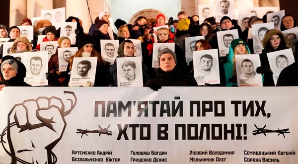 En la imagen, participantes en una manifestación a favor de los marineros y otros prisioneros ucranianos arrestados en Rusia y Crimea por motivaciones políticas, según los organizadores de la marcha, el 17 de diciembre de 2018 en Kiev, la capital ucraniana. REUTERS/Valentyn Ogirenko