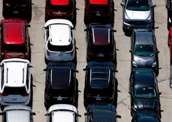 En la imagen, vehículos aparcados en Palm Springs, California, EEUU, el 13 de abril de 2015. REUTERS/Lucy Nicholson