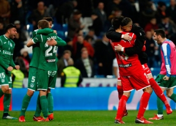 En la imagen, Nereo Champagne del Leganés celebra junto a su equipo la victoria frente al Madrid en la segunda vuelta de cuartos de final de la Copa del Rey en el Santiago Bernabéu, Madrid, España, el 24 de enero de 2018. REUTERS/Juan Medina