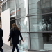 Un escaparate roto en una entidad financiera un día después de enfrentamientos en una protesta del movimiento de los "chalecos amarillos" en París, Francia, el 9 de diciembre de 2018. REUTERS/Piroschka van de Wouw