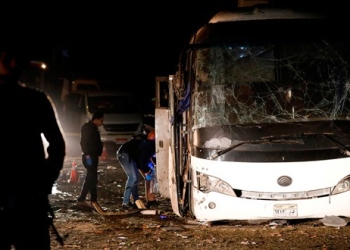 Policías observan los restos de un autobús tras sufrir una explosión en Giza. Egipto, dic 28, 2018. REUTERS/Amr Abdallah Dalsh
