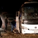 Policías observan los restos de un autobús tras sufrir una explosión en Giza. Egipto, dic 28, 2018. REUTERS/Amr Abdallah Dalsh