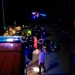 En la imagen, personal de los servicios de emergencia atiende a las víctimas de una estampida en un club nocturno en Corinaldo, Italia, el 8 de diciembre de 2018, Vigili del Fuoco/Handout via REUTERS