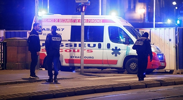 La policía asegura una calle y sus alrededores después de un tiroteo en Estrasburgo, Francia. 11 de diciembre de 2018. REUTERS/Vincent Kessler