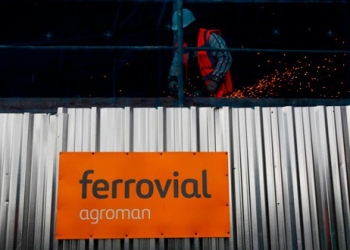 Logo de Ferrovial en una construcción. REUTERS