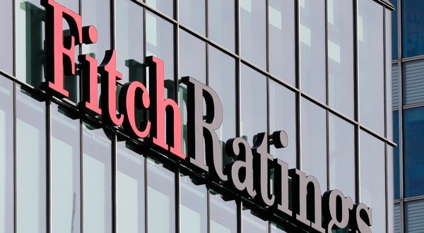 En la imagen, el logo de Fitch Ratings en sus oficinas del distrito financiero de Canary Wharf, en Londres. REUTERS/Reinhard Krause