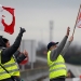 Francia considera usar tropas antiterroristas para proteger edificios públicos. Hay temor de posibles acciones violentas el fin de semana/Reuters