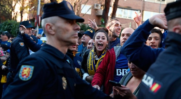 En la imagen, seguidores del Boca Juniors rodeados de policías en las puertas del hotel en el que se aloja el equipo en Madrid el 8 de diciembre de 2018. REUTERS/Susana Vera