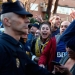 En la imagen, seguidores del Boca Juniors rodeados de policías en las puertas del hotel en el que se aloja el equipo en Madrid el 8 de diciembre de 2018. REUTERS/Susana Vera