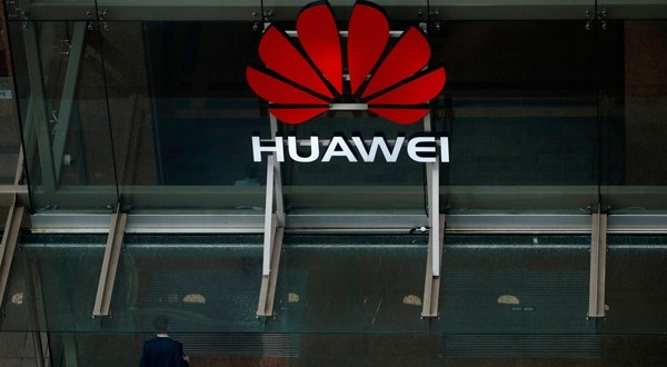 En la imagen de archivo, un hombre entra en las oficinas de la compañía de telecomunicaciones Huawei en Auckland, Nueva Zelanda, 30 de octubre del 2018. REUTERS/Phil Noble