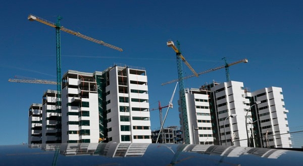 En esta imagen de archivo, obras de construcción de un bloque de pisos en Madrid el 24 de septiembre de 2018. REUTERS/Susana Vera