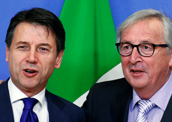 El primer ministro italiano, Giuseppe Conte, posa para una fotografía junto al presidente de la Comisión Europea, Jean-Claude Juncker, antes de una reunión en la sede de la comisión en Bruselas, Bélgica. 12 de diciembre, 2018. REUTERS/Francois Lenoir