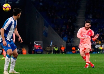 En la imagen, Lionel Messi lanzando la falta que supuso el cuarto gol del Barcelona ante el Espanyol en Cornellá, Barcelona, el 8 de diciembre de 2018. REUTERS/Albert Gea