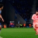 En la imagen, Lionel Messi lanzando la falta que supuso el cuarto gol del Barcelona ante el Espanyol en Cornellá, Barcelona, el 8 de diciembre de 2018. REUTERS/Albert Gea