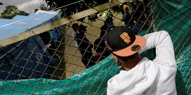 Un hombre venezolano mira dentro de un campamento temporal para inmigrantes venezolanos en Bogotá, Colombia, 19 de noviembre de 2018. Fotografía tomada el 19 de noviembre de 2018. REUTERS / Luisa Gonzalez