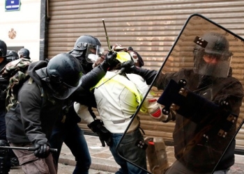 En la imagen, la policía francesa retiene a un manifestante durante la jornada nacional de protestas del movimiento "chalecos amarillos" en París, el 8 de diciembre de 2018. REUTERS/Christian Hartmann