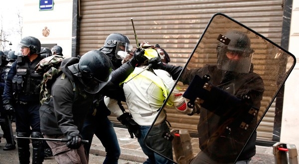 En la imagen, la policía francesa retiene a un manifestante durante la jornada nacional de protestas del movimiento "chalecos amarillos" en París, el 8 de diciembre de 2018. REUTERS/Christian Hartmann