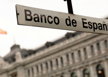 En esta imagen de archivo, se ve la estación de metro delante del edificio del Banco de España en Madrid el 22 de mayo de 2018. REUTERS/Juan Medina