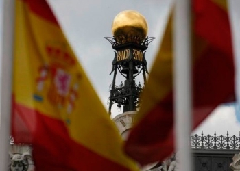 En la imagen de archivo, se ve la cúpula del Banco de España entre banderas españolas en el centro de Madrid, el 19 de junio de 2013. REUTERS/Sergio Pérez