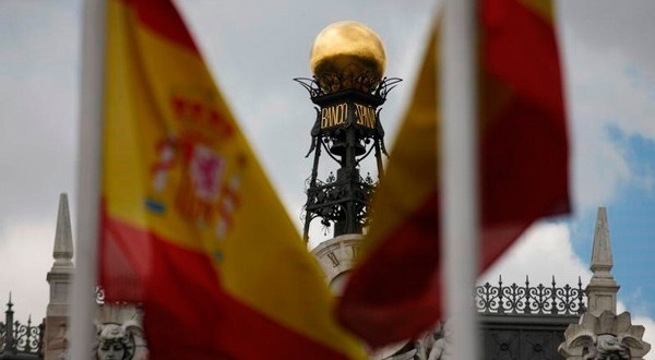 En la imagen de archivo, se ve la cúpula del Banco de España entre banderas españolas en el centro de Madrid, el 19 de junio de 2013. REUTERS/Sergio Pérez