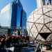 Reporteros intentan dar un vistazo a los triángulos de Waterford Crystal en la bola de cristal tradicional de la fiesta de víspera de Año Nuevo en Times Square, sobre el techo del edificio One Times Square en el distrito de Manhattan en Nueva York, Estados Unidos. 27 de diciembre, 2018. REUTERS/Eduardo Munoz