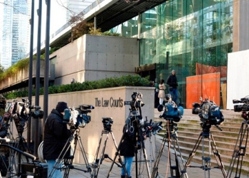 En la imagen, representantes de diversos medios en las puertas del tribunal superior que tramita el caso contra la directora financiera de Huawei, Meng Wanzhou, en Vancouver, Canadá, el 7 de diciembre de 2018. REUTERS/David Ryder