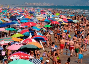 En la imagen de archivo, bañistas en una playa en Gandia, cerca de Valencia, España. REUTERS/Heino Kalis