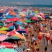 En la imagen de archivo, bañistas en una playa en Gandia, cerca de Valencia, España. REUTERS/Heino Kalis