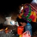 En la imagen, una mujer desplazada desde la ciudad portuaria del Mar Rojo, Hodeiach, cocina en su refugio familiar en Sanaa, Yemen, el 28 de noviembre de 2018. REUTERS/Mohamed al-Sayaghi
