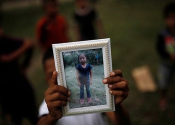 Abdel Caal mostró una foto de su hermana fallecida. En la ONU un relator pide a EEUU hacer una investigación independiente del caso / REUTERS