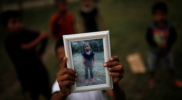 Abdel Caal mostró una foto de su hermana fallecida. En la ONU un relator pide a EEUU hacer una investigación independiente del caso / REUTERS