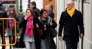 La expresidenta del Parlamento catalán Carme Forcadell (I), la exconsejera de Trabajo catalana Dolors Bassa, y el exconsejero de Exteriores catalán, Raúl Römeva, llegan al Tribunal Supremo en Madrid, el 23 de marzo de 2018. REUTERS/Susana Vera