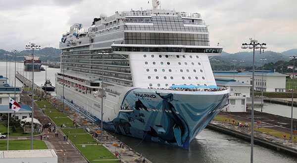 El Norwegian Bliss es el crucero más grande que actualmente transita por el ampliado Canal de Panamá 