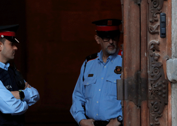 Imagen de archivo de dos Mossos d'Esquadra de guardia en el Palacio de la Generalitat en Barcelona, el 30 de octubre de 2017. REUTERS/Yves Herman