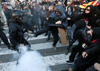 Foto archivo: enfrentamiento entre los agentes de la policía de Mossos d'Esquadra y manifestantes de los Comités de Defensa de la República (CDR). Barcelona, España, 10 de noviembre de 2018. REUTERS / Albert Gea