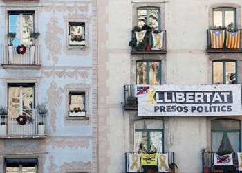 Carteles con mensajes en favor de la libertad de los independentistas catalanes en prisión / REUTERS/Albert Gea