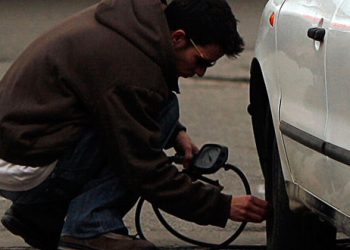 Un hombre infla un neumático. El IPC español sigue moderándose ante la baja de precios de los carburantes / REUTERS/Jon Nazca