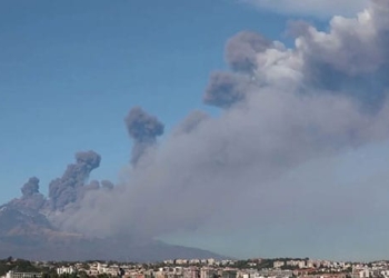 El volcán Etna en erupción este 24 de diciembre. Ocasionó Un terremoto de magnitud 4,8 grados/ REUTERS