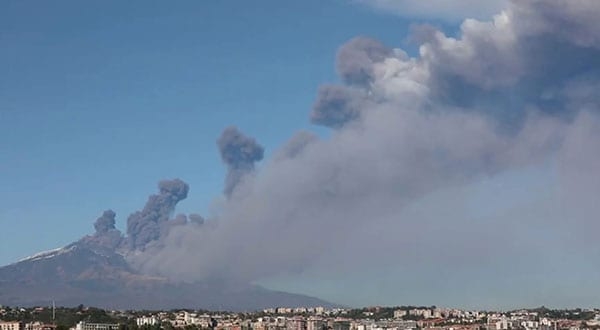 El volcán Etna en erupción este 24 de diciembre. Ocasionó Un terremoto de magnitud 4,8 grados/ REUTERS
