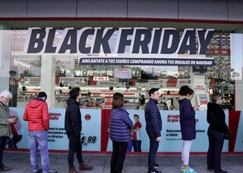Un grupo de personas hace cola durante las rebajas del Black Friday de ventas minoristas en grandes almacenes en Baracaldo, cerca de Bilbao / REUTERS/Vincent Wes