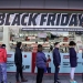 Un grupo de personas hace cola durante las rebajas del Black Friday de ventas minoristas en grandes almacenes en Baracaldo, cerca de Bilbao / REUTERS/Vincent Wes