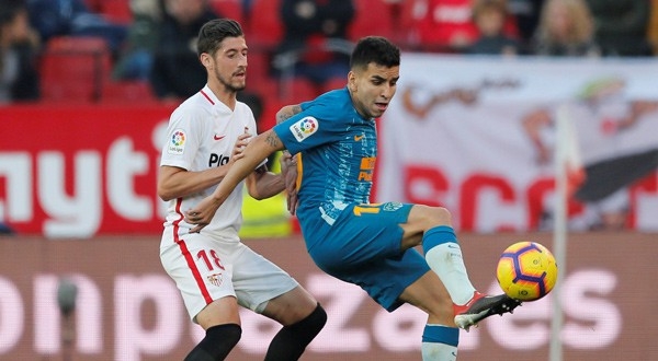 El jugador del Sevilla, Sergio Escudero, y el del Atlético de Madrid, Ángel Correa, disputan un balón durante el Sevilla-Atlético de Madrid (REUTERS)