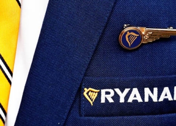 El logo de Ryanair en la chaqueta de un empleado en Bruselas. Foto: REUTERS/Francois Lenoir
