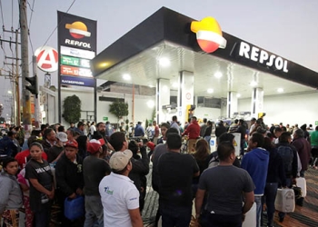 En bici, monopatín y taxi, los mexicanos sortean la falta de gasolina